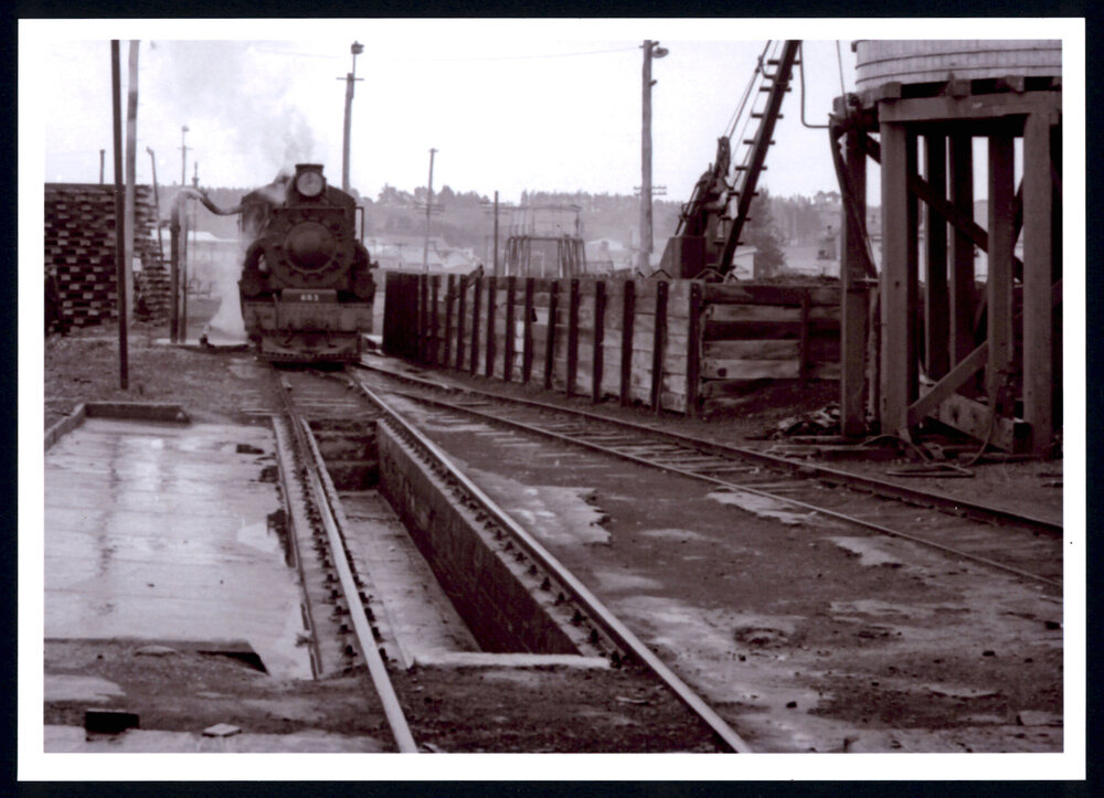 Locomotive stopped at the Balclutha Station Yard