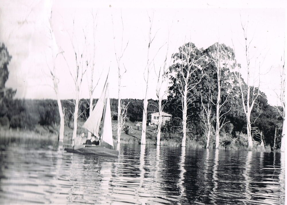 Canoe come Sailboat, Lake Mahinerangi