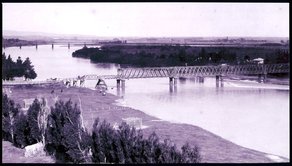 Photograph, Second Balclutha Bridge &amp; Railway Bridge