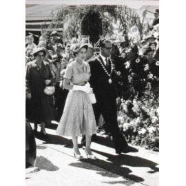 Charlie Keinan with Queen, 1953