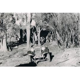 The Morris Eight at Pick 'n' Shovel Hut